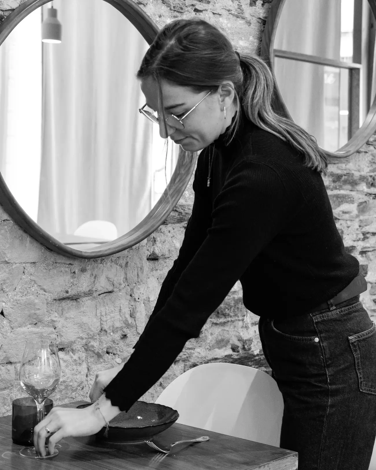 Adèle Guilloteau dressant une table au restaurant Ancestral